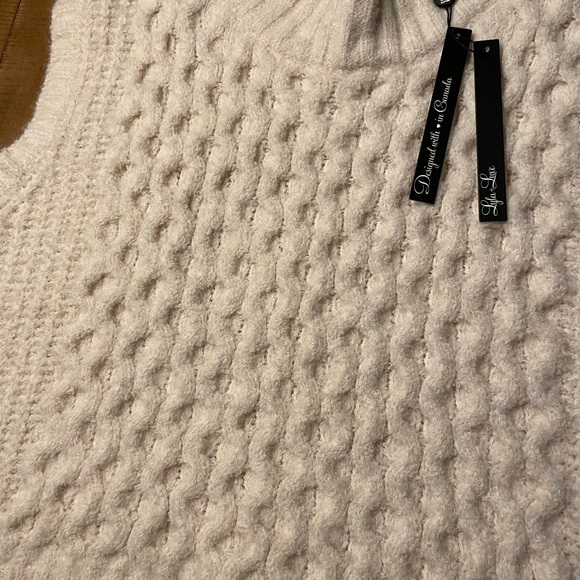Lyla + Luxe NWT sleeveless sweater. Color cream. Size L - Picture 9 of 10